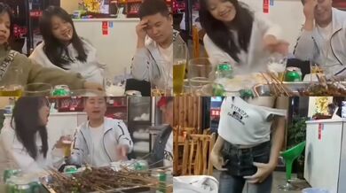 妹子居酒屋喝醉露奶跳舞