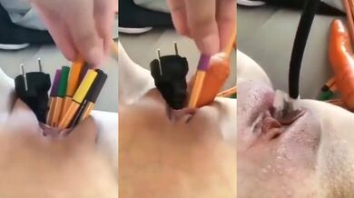 女孩慢慢拔出小穴中插滿了的一大把筆和一條很長的電源線