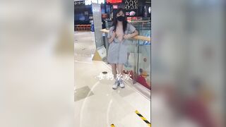母犬ファンファン、大胆にショッピングモールで露出