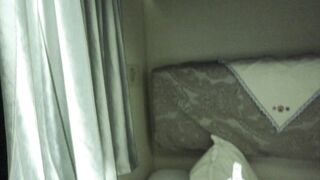 火車軟卧車廂穿開檔黑絲的嫩妹 還是一個無毛逼