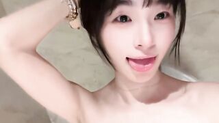 巨乳騷妹子馬桶上全裸自拍