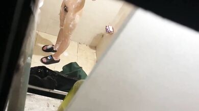 偷拍鄰家女孩洗澡。