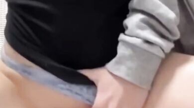 女生忍不住自慰了