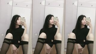 黑絲美女地上對鏡揉逼