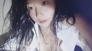 可愛大奶妹子脫內衣擠奶