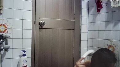 Chị họ thứ hai ngực to núm thâm bị quay lén lúc tắm (2)