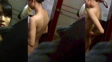 Rình trộm cô gái mảnh mai cởi đồ tắm