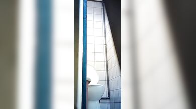 公廁看朋友如廁 連其他路人都入鏡