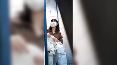 公廁看朋友如廁 連其他路人都入鏡