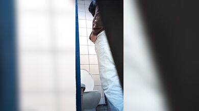 公廁看朋友如廁 連其他路人都入鏡
