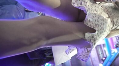 抄底 身高170眼鏡少婦不穿内褲 腿型完美，逼毛濃密，陰戶緊實，小陰唇好誘人，眼鏡雞就是騷