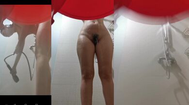 Cô gái Malaysia tắm