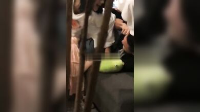 大二學姐強行喂新生吃奶 旁邊有幾個男女學生在拍照 現在的年輕人真能玩真會玩