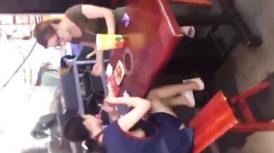 美眉不戴胸罩還穿着寬松 小夥忍不住扒開她們裹胸