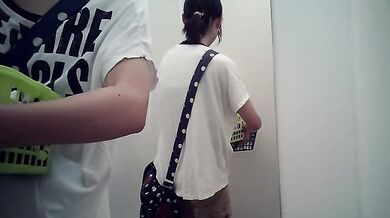 試衣室偷拍還處于發育中的妹子 試穿奶罩很清純