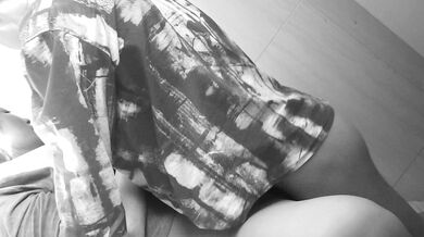 和一對親姐妹做愛 妹妹逼被舔流了很多水 姐姐逼被插的大聲叫