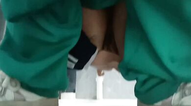 學生妹學校廁所自慰噴水