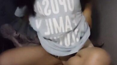 調教高中母狗1-宿舍床上脫衣