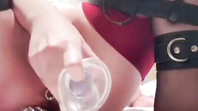 女生忍不住一直自慰噴水