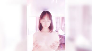 Cô nàng mắt kính vừa làm bài vừa nghịch ngực