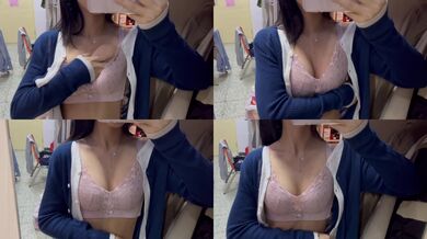 Em gái trong ký túc xá tự sờ ngực trước gương