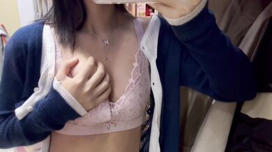 Em gái trong ký túc xá tự sờ ngực trước gương