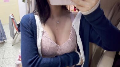 Em gái trong ký túc xá tự sờ ngực trước gương