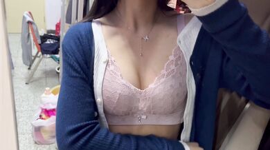 Em gái trong ký túc xá tự sờ ngực trước gương