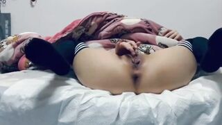 股間を突き出して潮を撒き散らす