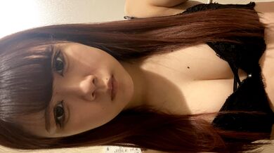 美少女のツルツルおまんこを撫でる