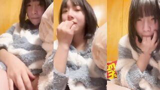 可愛い妹が指を舐めながらマンコを觸る