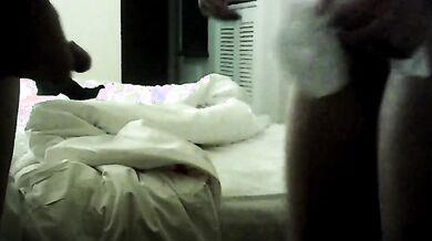 她愛吃，默默地等