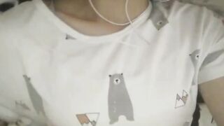 貧乳の妹が股を広げる