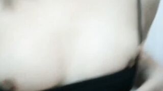 妹が胸を揉み弄ぶ