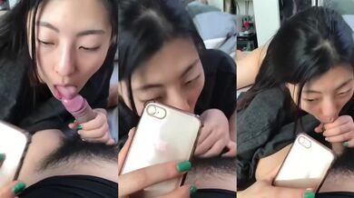 美女邊玩電話邊吃雞巴