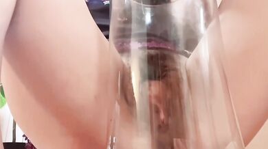 ガラス瓶に擦り付けオナニー