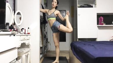 混血少女がオナニーして大量の白い汁を漏らす