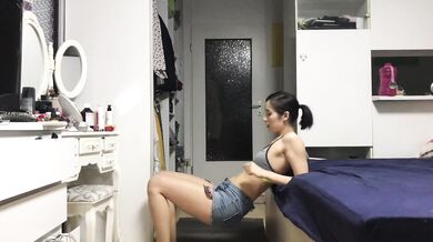 混血少女がオナニーして大量の白い汁を漏らす