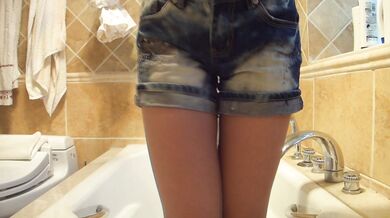 憋不住了直接尿褲子