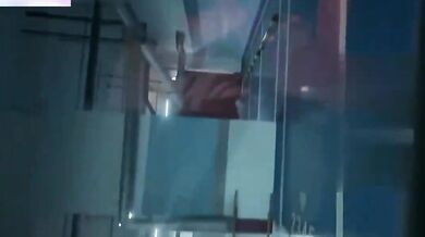 xe lắc lư trong bãi đậu xe