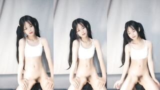 雙馬尾妹子沙發上跳舞