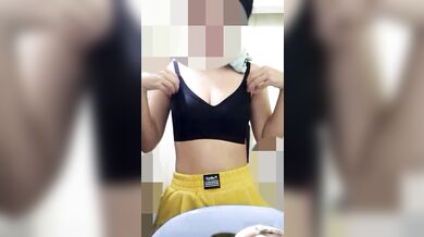 ガールフレンドが新しい下着を試着するビデオ録画