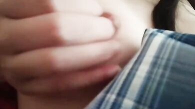 Em gái JK xoa ngực, quyến rũ và thủ dâm