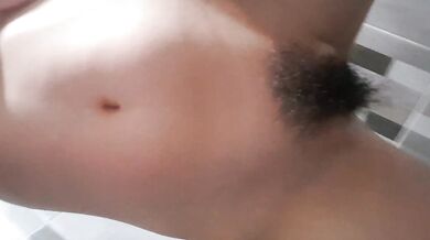 Ảnh selfie độ phân giải cao được đánh giá cao về một người phụ nữ xinh đẹp đang tắm