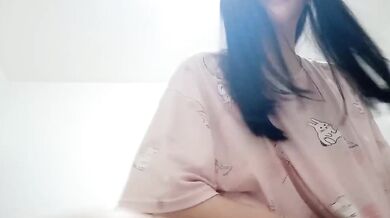 妹妹床上摳嫩穴