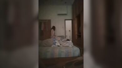 偷拍可愛妹妹洗澡換衣