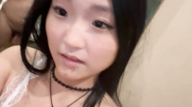舌釘騷妹子露奶自拍