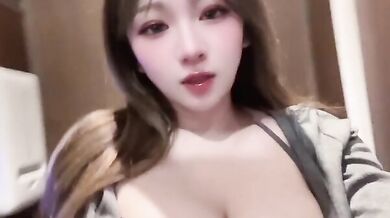 美女　トイレ　露出