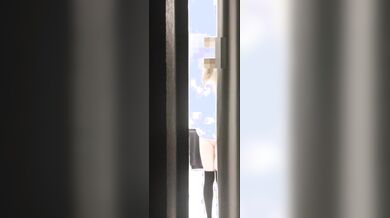 隔壁鄰居年輕金髮美女不知道為什麼對著窗把裙子掀起來給我免費看她粉紅色小內褲