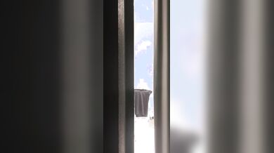 隔壁鄰居年輕金髮美女不知道為什麼對著窗把裙子掀起來給我免費看她粉紅色小內褲